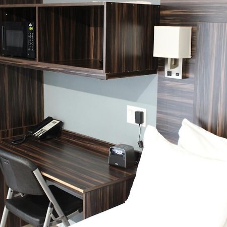 Olux Hotel-Motel-Suites Лаваль Экстерьер фото