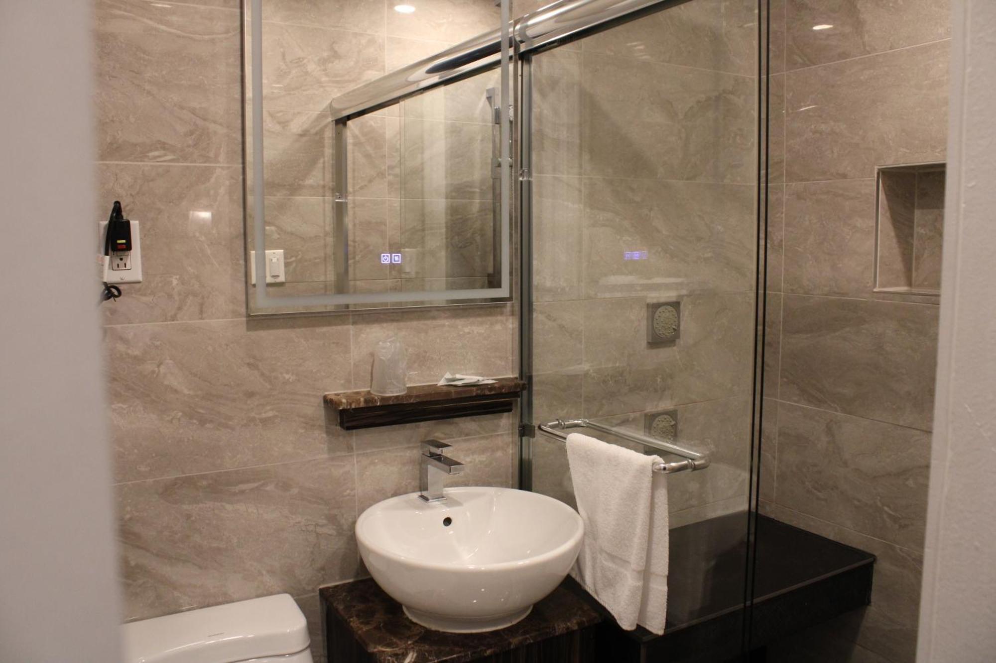 Olux Hotel-Motel-Suites Лаваль Экстерьер фото